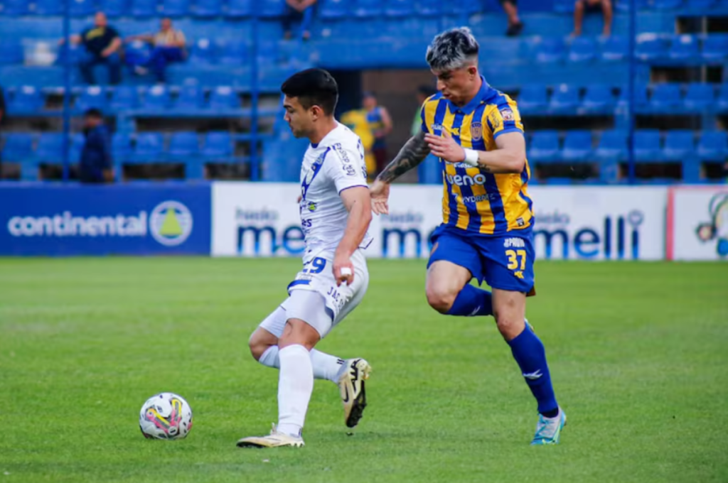 Quang cảnh trận đấu bóng đá giữa Luqueno và Sportivo Ameliano